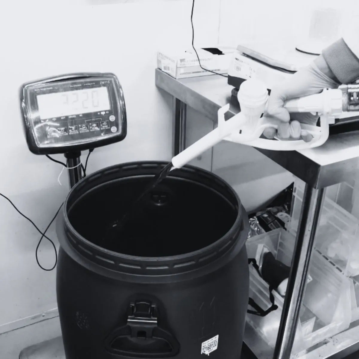 E-liquid barrel filling production image